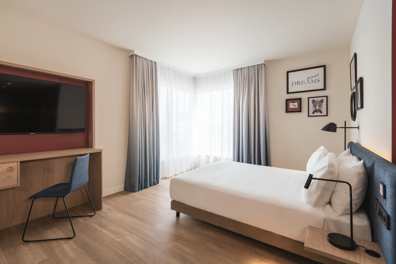 Queensize Zimmer behindertengerecht - Hotel Hampton by Hilton Konstanz